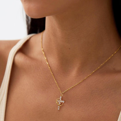 Collar con colgante de cruz corona de oro de 14K